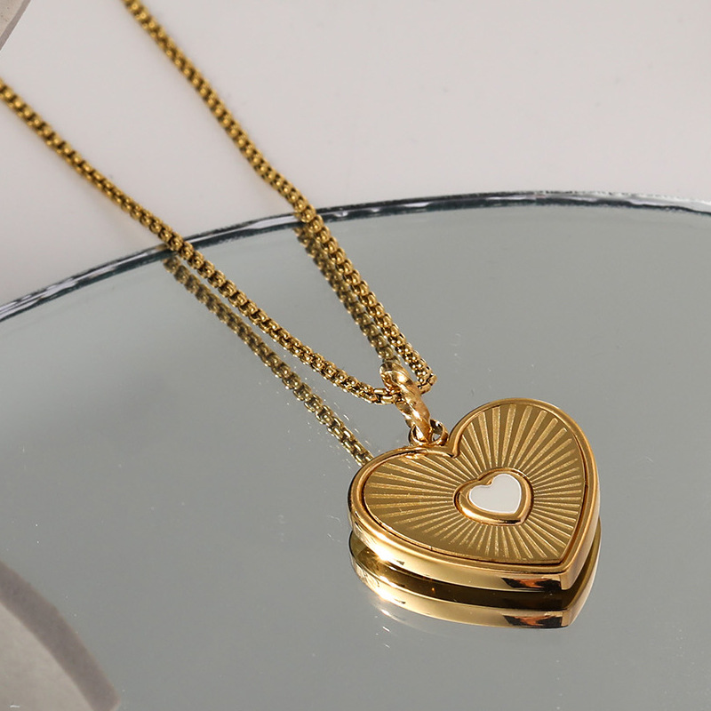 INS French Retro Heart-Shaped Titanium Steel Necklace - Image 4