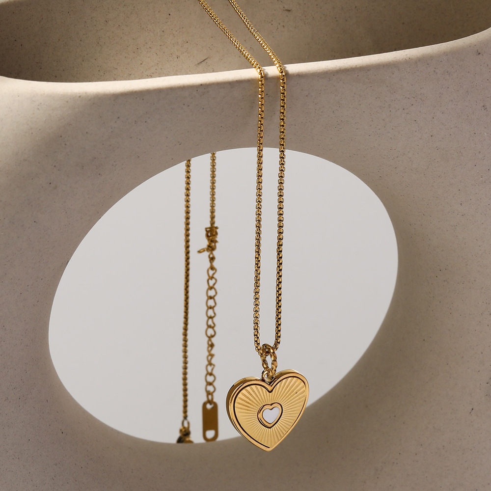 INS French Retro Heart-Shaped Titanium Steel Necklace - Image 3